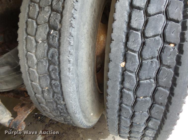 image for item DB7013 1994 International 9400 truck cab and chassis