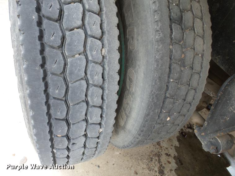 image for item DB7013 1994 International 9400 truck cab and chassis