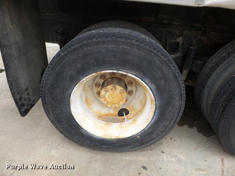 image for item DB7013 1994 International 9400 truck cab and chassis