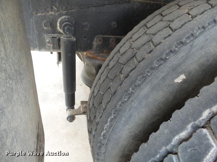 image for item DB7013 1994 International 9400 truck cab and chassis