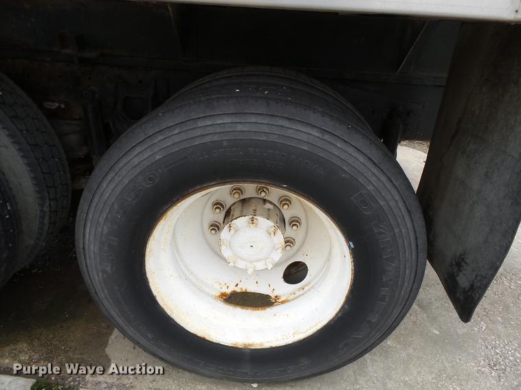 image for item DB7013 1994 International 9400 truck cab and chassis