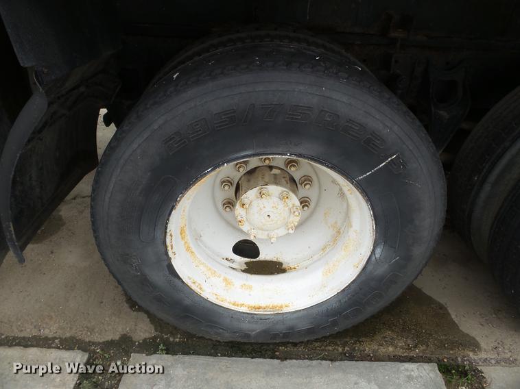 image for item DB7013 1994 International 9400 truck cab and chassis