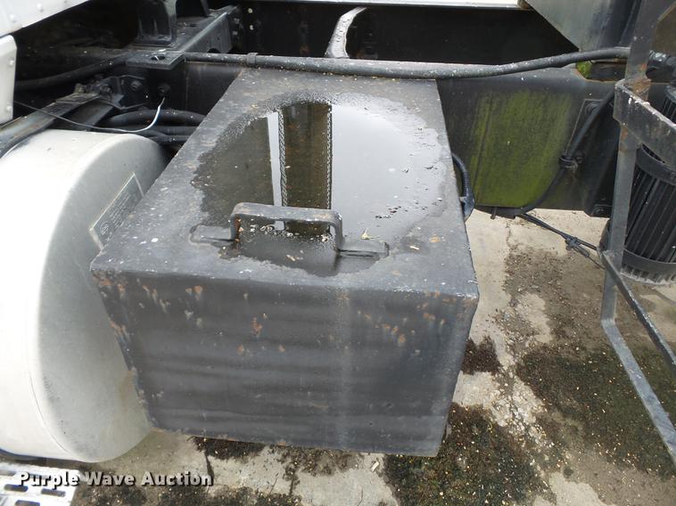 image for item DB7013 1994 International 9400 truck cab and chassis