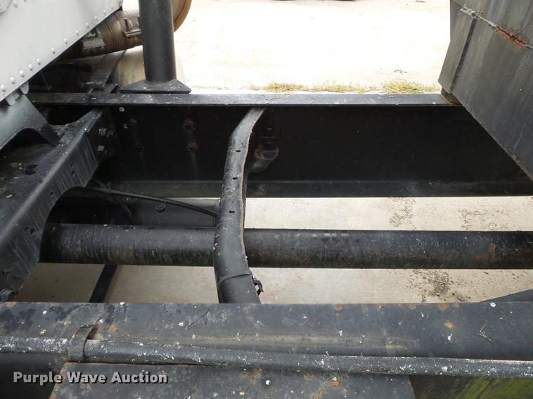 image for item DB7013 1994 International 9400 truck cab and chassis