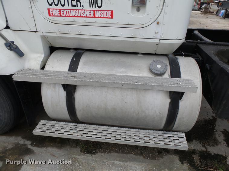 image for item DB7013 1994 International 9400 truck cab and chassis