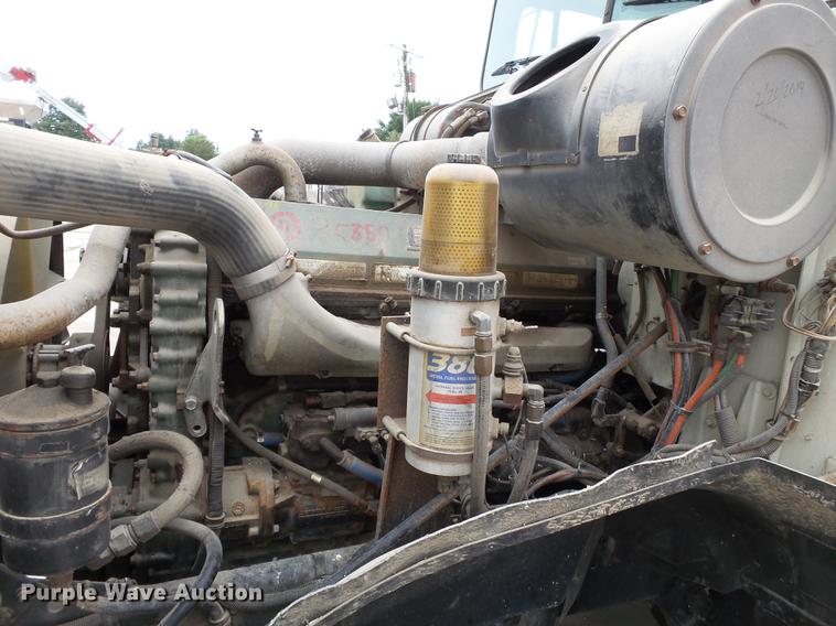 image for item DB7013 1994 International 9400 truck cab and chassis