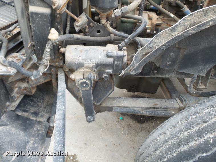 image for item DB7013 1994 International 9400 truck cab and chassis