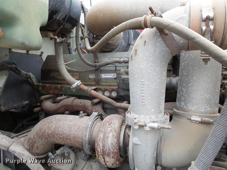 image for item DB7013 1994 International 9400 truck cab and chassis