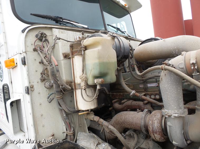 image for item DB7013 1994 International 9400 truck cab and chassis