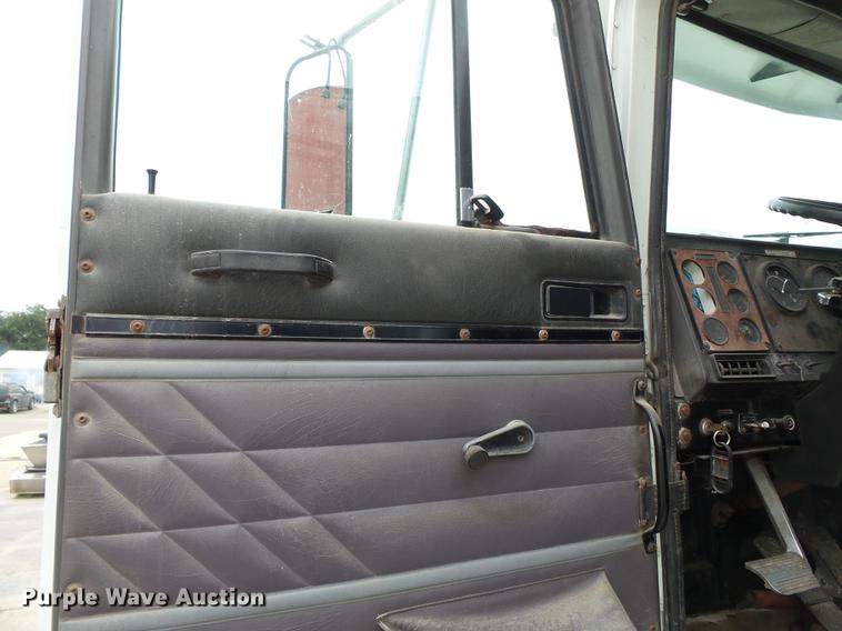 image for item DB7013 1994 International 9400 truck cab and chassis