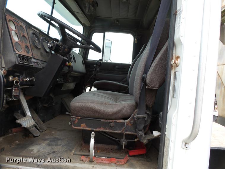 image for item DB7013 1994 International 9400 truck cab and chassis
