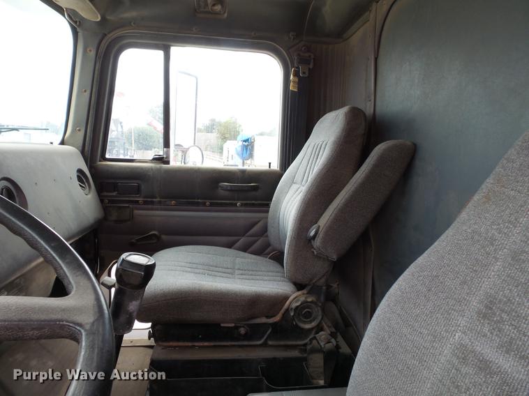 image for item DB7013 1994 International 9400 truck cab and chassis