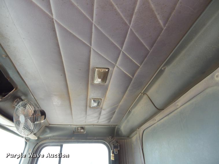 image for item DB7013 1994 International 9400 truck cab and chassis