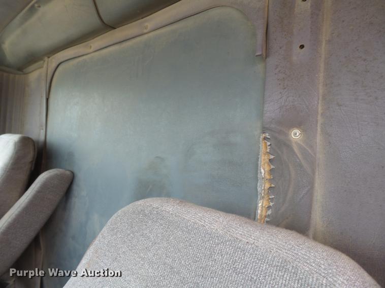 image for item DB7013 1994 International 9400 truck cab and chassis