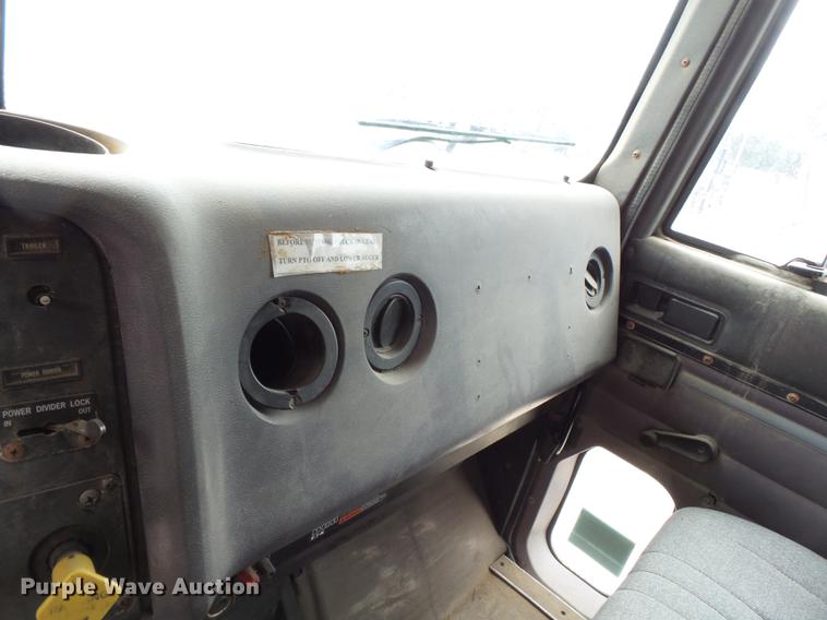 image for item DB7013 1994 International 9400 truck cab and chassis