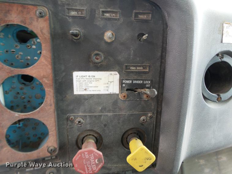 image for item DB7013 1994 International 9400 truck cab and chassis