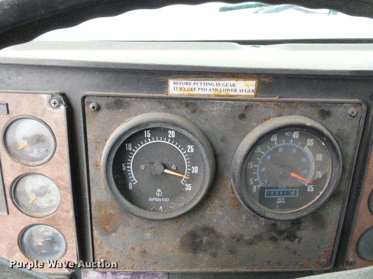 image for item DB7013 1994 International 9400 truck cab and chassis