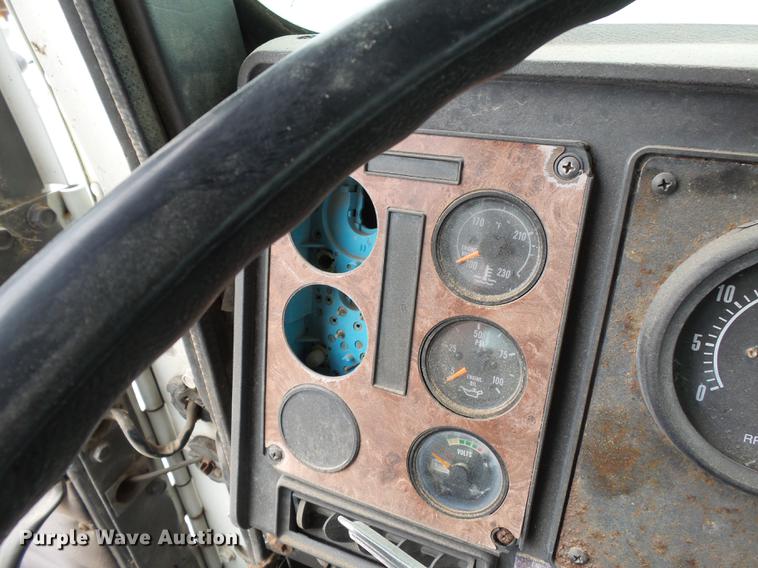 image for item DB7013 1994 International 9400 truck cab and chassis