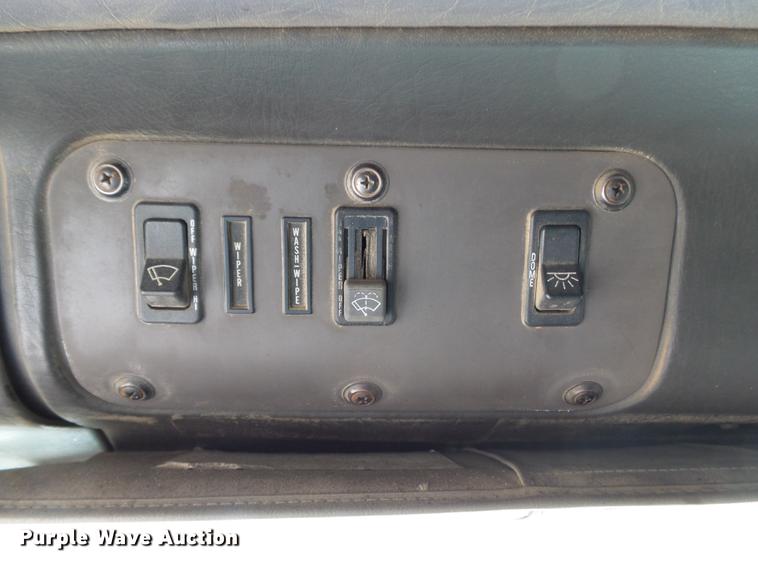 image for item DB7013 1994 International 9400 truck cab and chassis