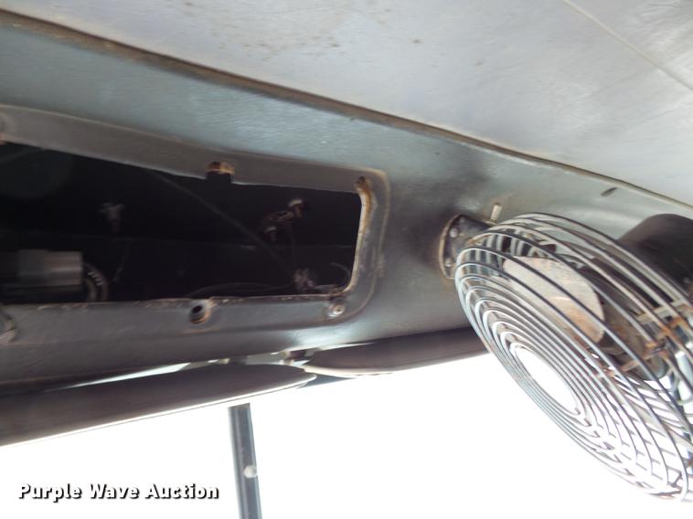 image for item DB7013 1994 International 9400 truck cab and chassis