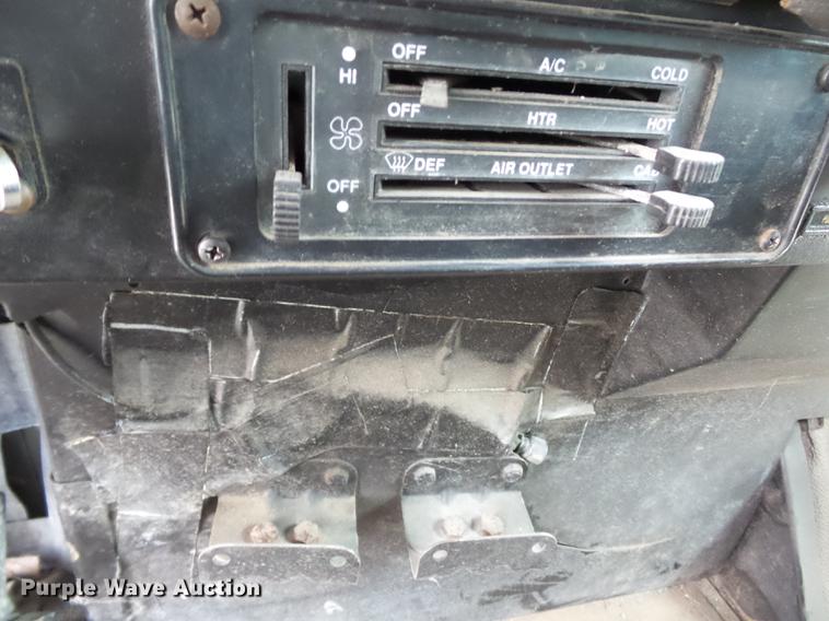 image for item DB7013 1994 International 9400 truck cab and chassis