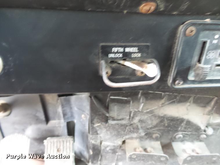 image for item DB7013 1994 International 9400 truck cab and chassis