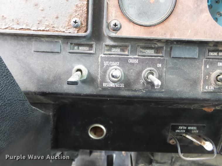 image for item DB7013 1994 International 9400 truck cab and chassis