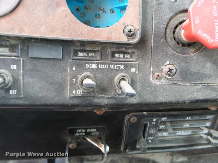 image for item DB7013 1994 International 9400 truck cab and chassis