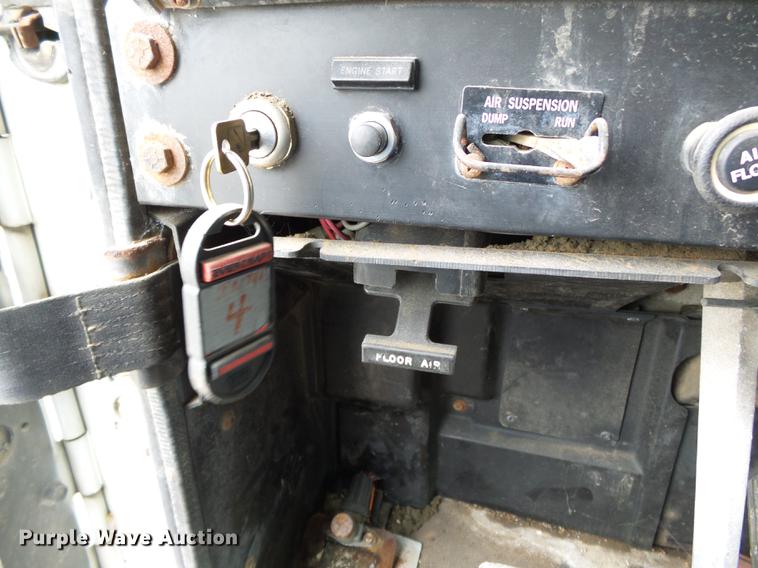 image for item DB7013 1994 International 9400 truck cab and chassis