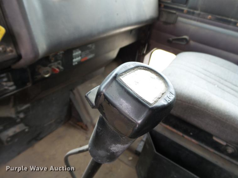 image for item DB7013 1994 International 9400 truck cab and chassis