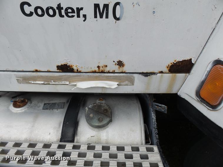 image for item DB7014 1992 Ford LTL9000 truck cab and chassis