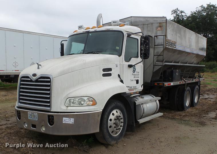 image for item DB7015 2005 Mack Vision CXN613 truck cab and chassis