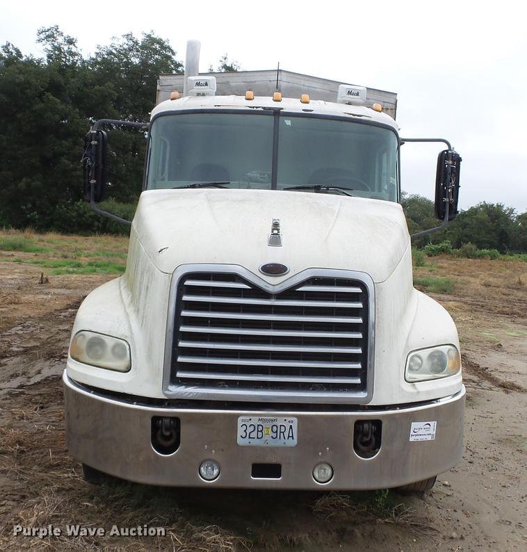 image for item DB7015 2005 Mack Vision CXN613 truck cab and chassis