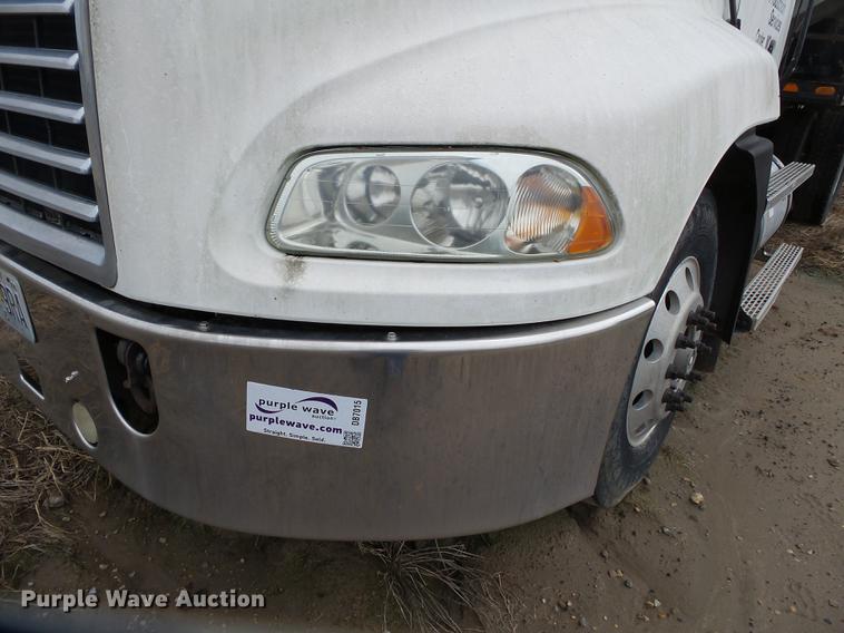 image for item DB7015 2005 Mack Vision CXN613 truck cab and chassis