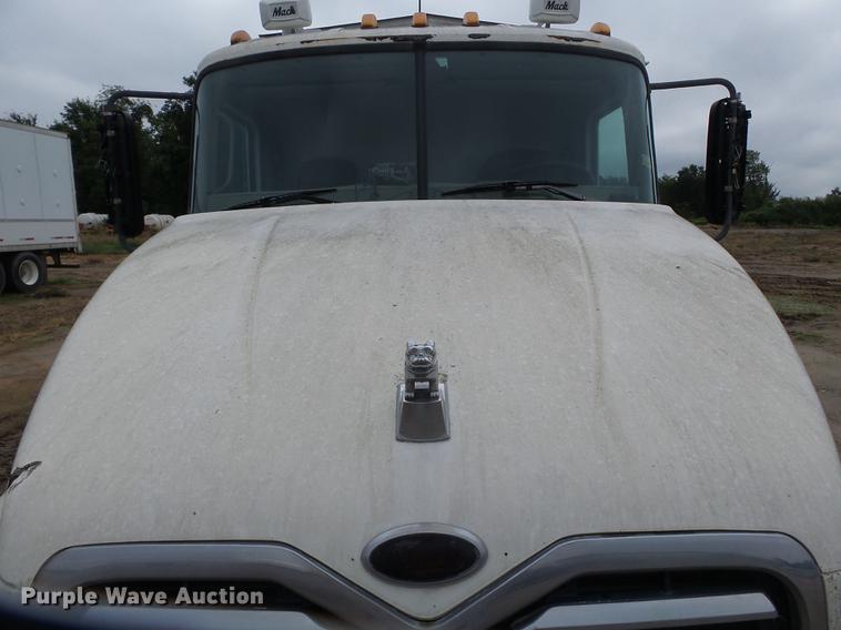 image for item DB7015 2005 Mack Vision CXN613 truck cab and chassis