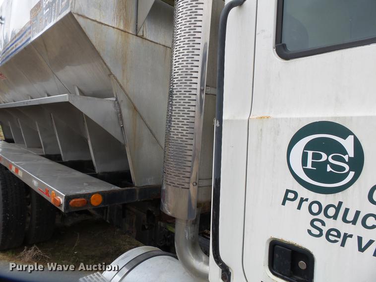 image for item DB7015 2005 Mack Vision CXN613 truck cab and chassis