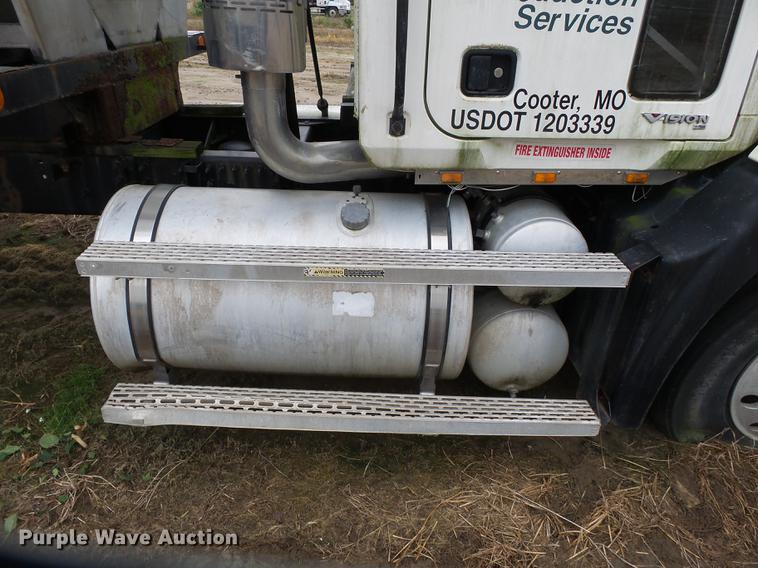 image for item DB7015 2005 Mack Vision CXN613 truck cab and chassis