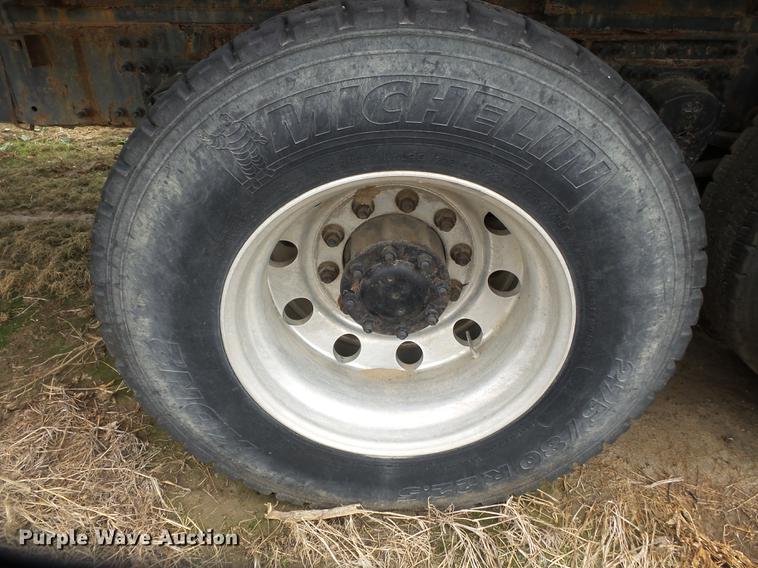 image for item DB7015 2005 Mack Vision CXN613 truck cab and chassis