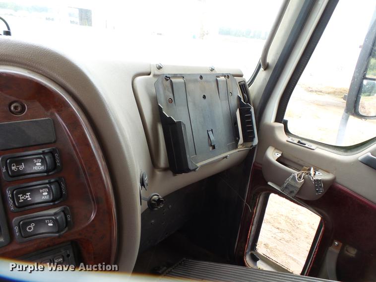 image for item DB7015 2005 Mack Vision CXN613 truck cab and chassis