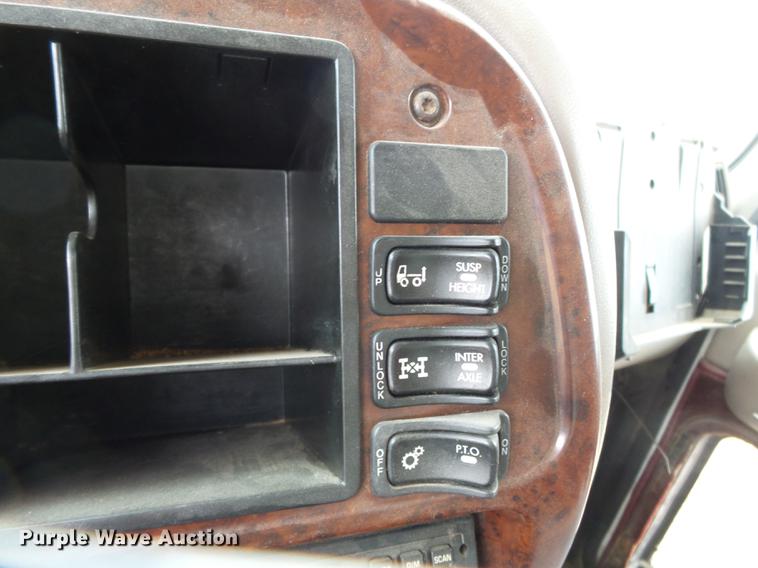 image for item DB7015 2005 Mack Vision CXN613 truck cab and chassis