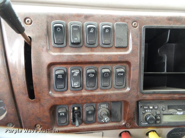 image for item DB7015 2005 Mack Vision CXN613 truck cab and chassis