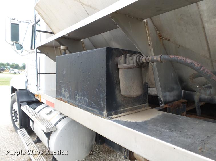 image for item DB7044 1999 Mack CH613 fertilizer tender truck
