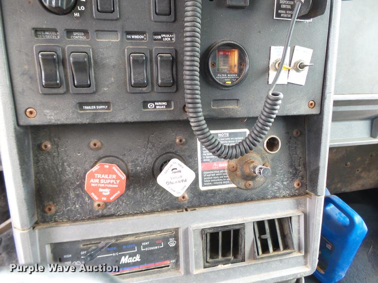 image for item DB7044 1999 Mack CH613 fertilizer tender truck