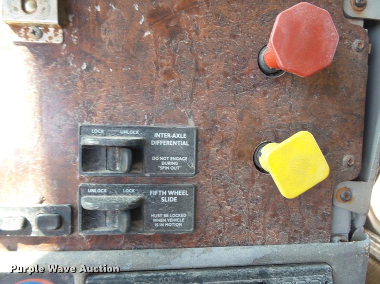 image for item DB7045 2000 Freightliner Century Class fertilizer tender truck