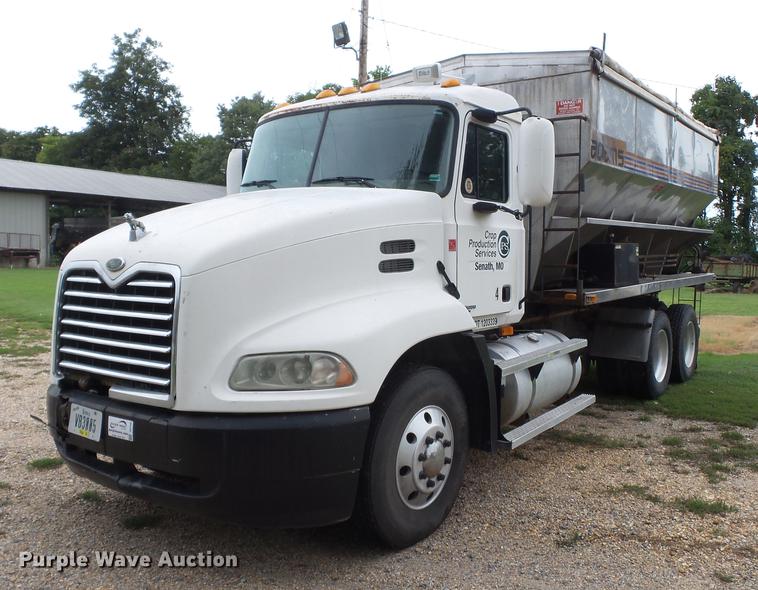 image for item DB7046 2001 Mack CX613 fertilizer tender truck