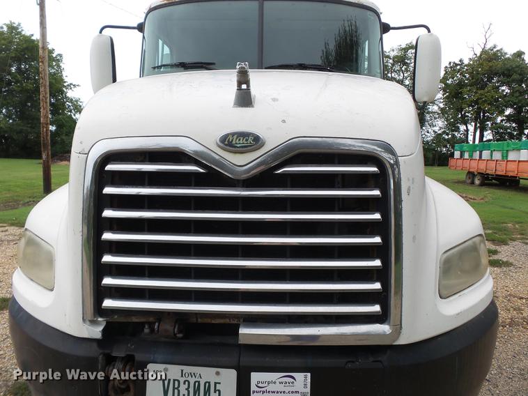 image for item DB7046 2001 Mack CX613 fertilizer tender truck