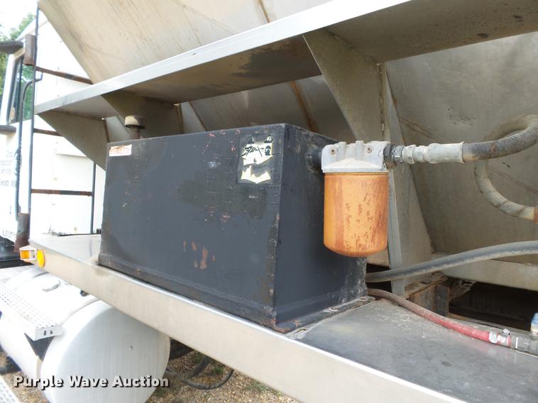 image for item DB7046 2001 Mack CX613 fertilizer tender truck