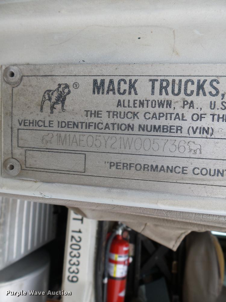 image for item DB7046 2001 Mack CX613 fertilizer tender truck