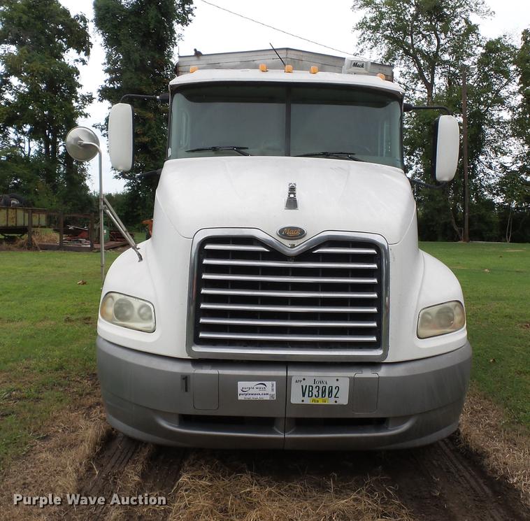 image for item DB7047 2002 Mack CX613 fertilizer tender truck