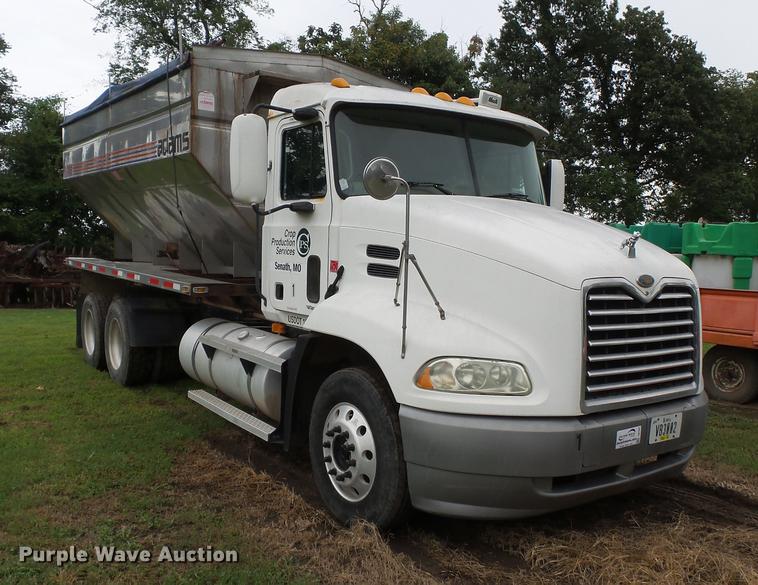 image for item DB7047 2002 Mack CX613 fertilizer tender truck